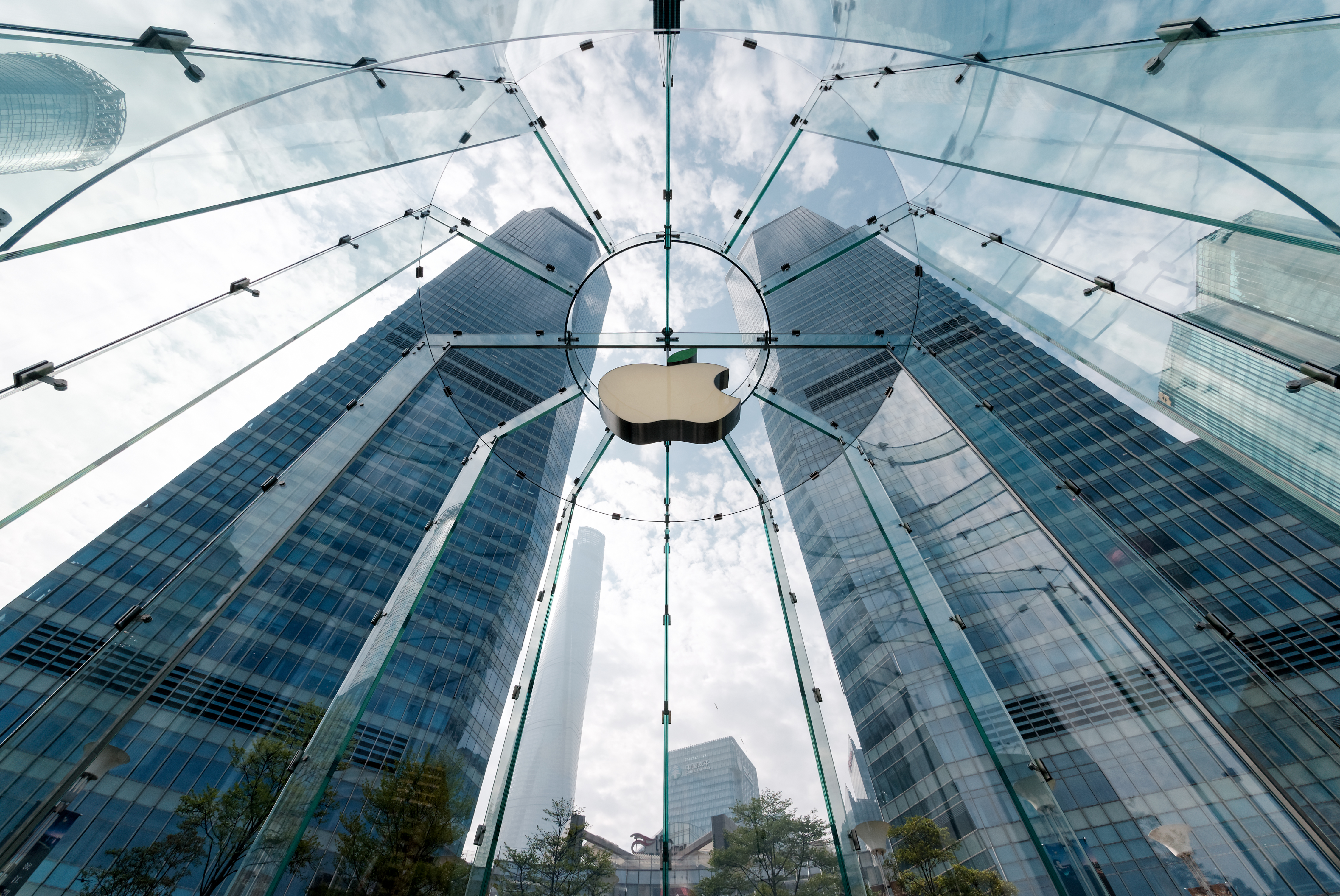 Корпорации 2021. Шанхай Apple. Apple Shanghai. Apple кто выпускает Страна. Стеклянные входные группы магазинов эпл Шанхай фото.